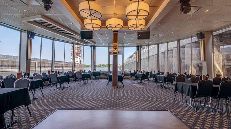 Vue sur la salle principale sans clients avec les tables et les chaises non dressées 