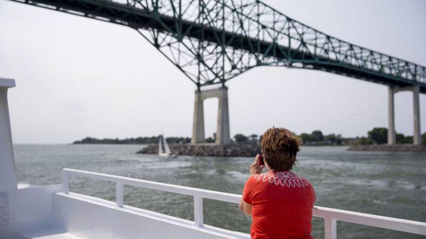 Passagère qui prend une photo de la vue