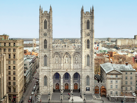 Basilique Notre-Dame de Montréal avec en premier plan la place d'Armes et quelques immeubles de Montréal
