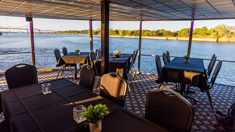 Salle intérieure avec des tables avec la vue sur le Saint-Laurent