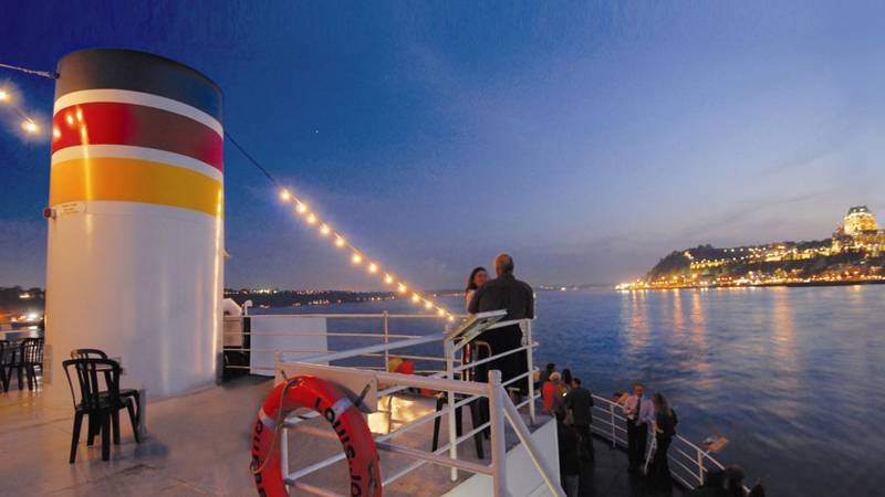 Couple profitant de la terrasse du Louis Jolliet