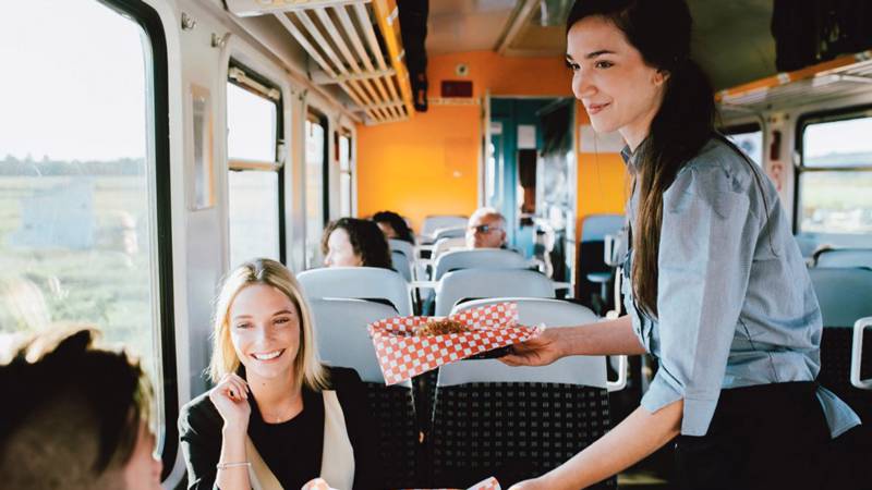 Service à l'intérieur du Train de Charlevoix