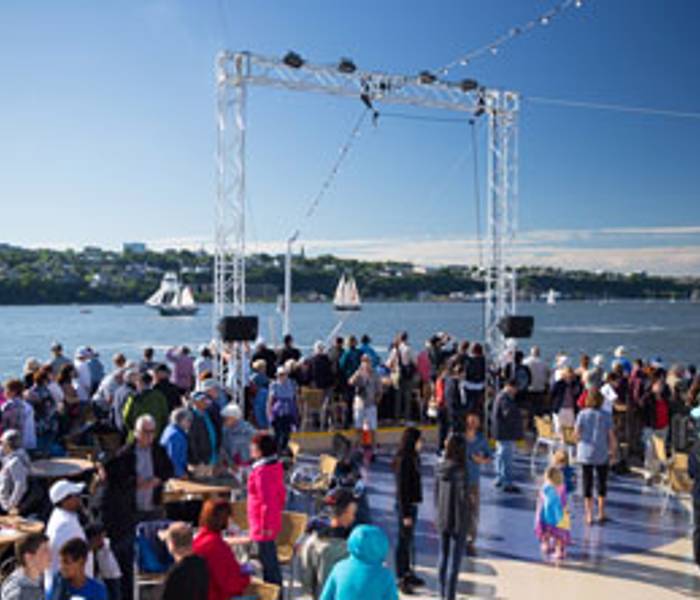 Passagers sur la terrasse du AML Cavalier Maxim
