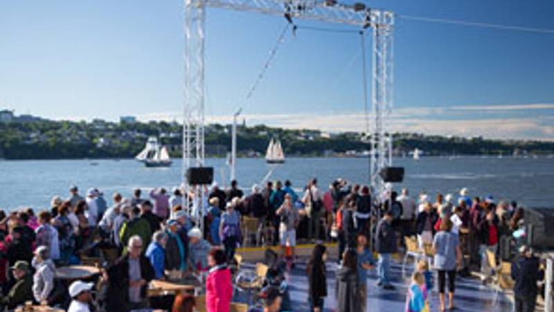 Passagers sur la terrasse du AML Cavalier Maxim