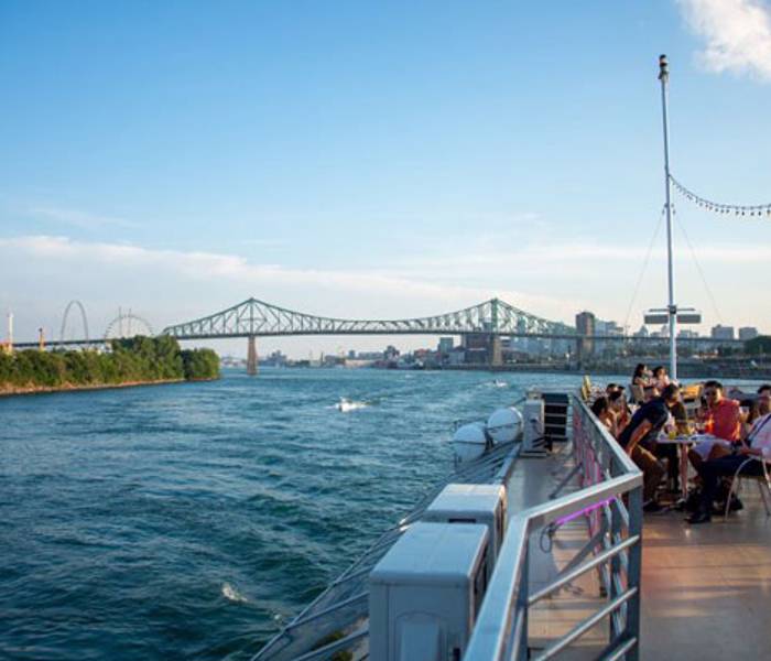 Passagers sur la terrasse du AML Cavalier Maxim