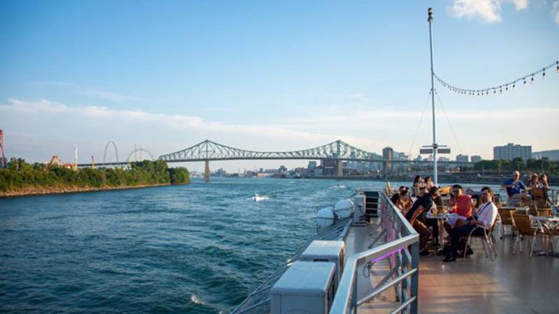Passagers sur la terrasse du AML Cavalier Maxim