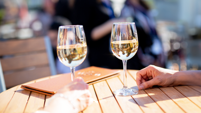 Deux coupes de vin blancs en gros plan.