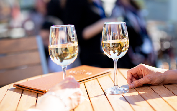 Deux coupes de vin blancs en gros plan.