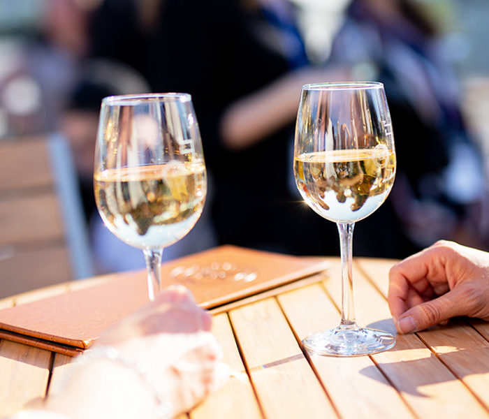 Deux coupes de vin blancs en gros plan.