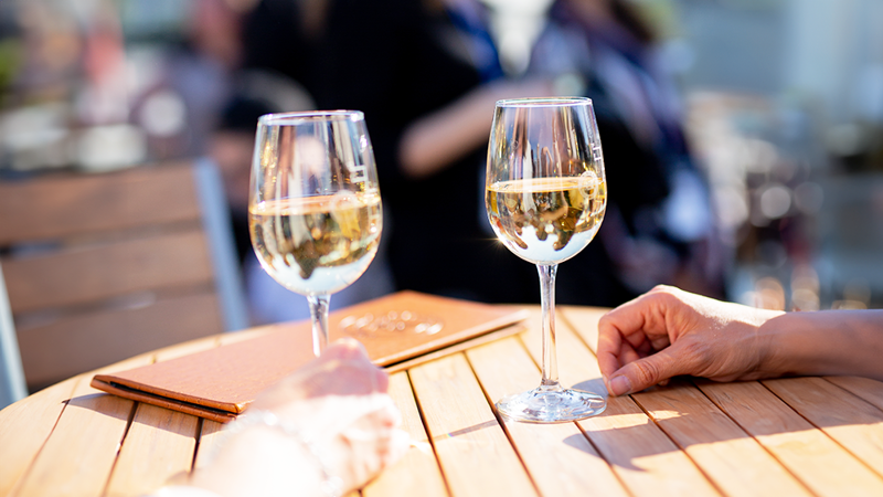 Deux coupes de vin blancs en gros plan.