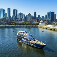 Le navire AML Cavalier Maxim sortant du Vieux Port de Montréal vue dégagée sur la skyline de la ville