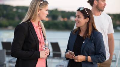 Amies sur une terrasse extérieure