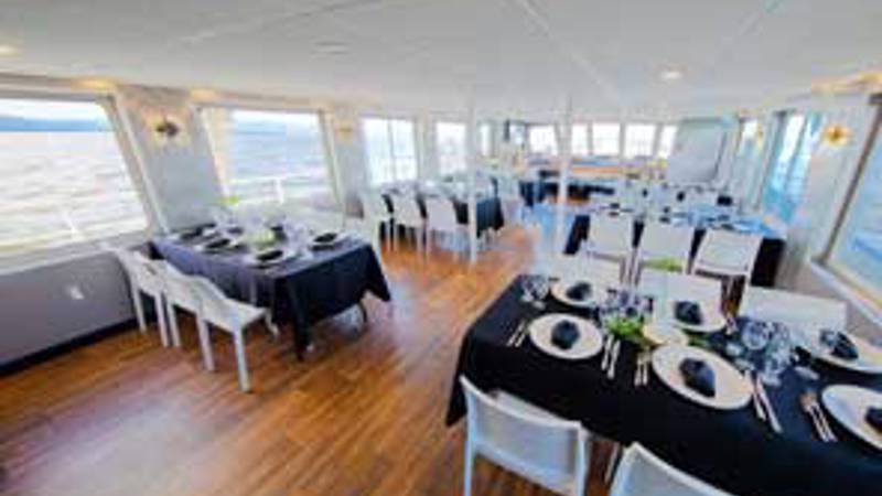  Vents-des-Îles set up for a dinner cruise