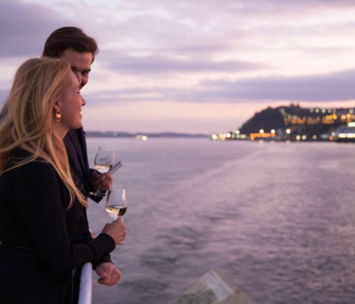 Couple profitant de la terrasse du Louis Jolliet