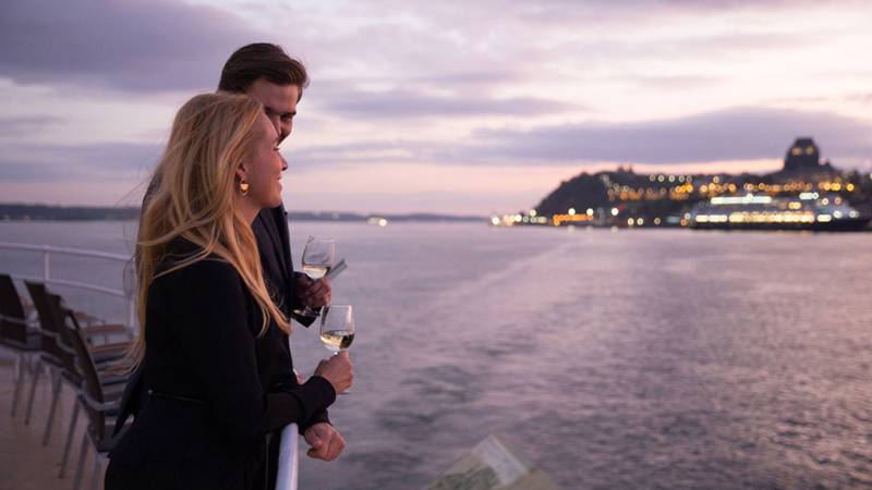 Couple profitant de la terrasse du Louis Jolliet
