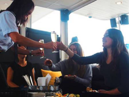Filles qui portent un toast dans le salon V.I.P.